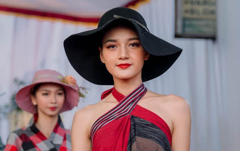 Wajah cantik dipadu dengan lurik hasil kreasi dan produksi Lurik Prasojo, Pedan, Klaten