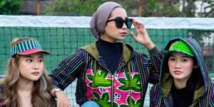 Mengenal perkembangan tenun Indonesia dalam fashion modern, dari kain tradisional hingga ready-to-wear dan pasar global.