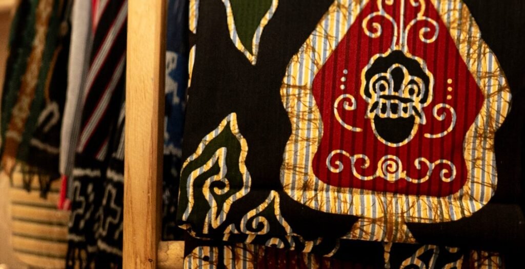 Sejarah Tenun Nusantara: Lurik, Ulos, Songket, Ikat & Tais Pet