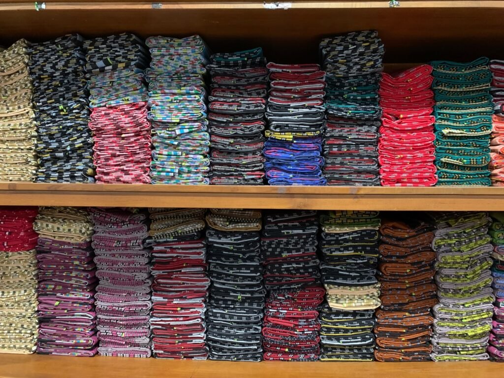 Bingung memilih kain lurik untuk outfit? Kenali motif, warna, tekstur dan cara memadukan lurik untuk gaya casual hingga formal.