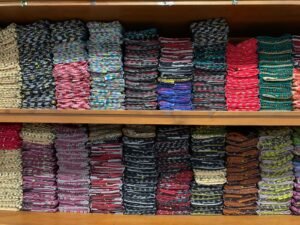 Bingung memilih kain lurik untuk outfit? Kenali motif, warna, tekstur dan cara memadukan lurik untuk gaya casual hingga formal.